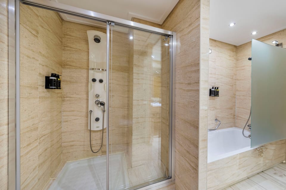 Junior Suite | Bathroom | Free toiletries, hair dryer, towels