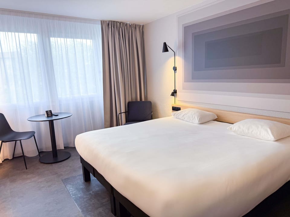 Standard Room, 1 Double Bed | 1 bedroom, desk, soundproofing, iron/ironing board