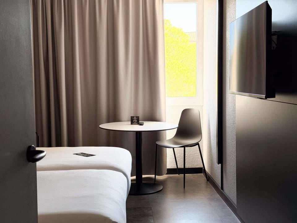 Standard Room, 2 Twin Beds | 1 bedroom, desk, laptop workspace, soundproofing