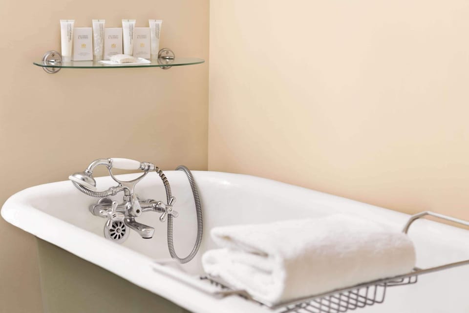 Suite, 1 King Bed, Non Smoking (One-Bedroom) | Premium bedding, pillowtop beds, in-room safe, desk