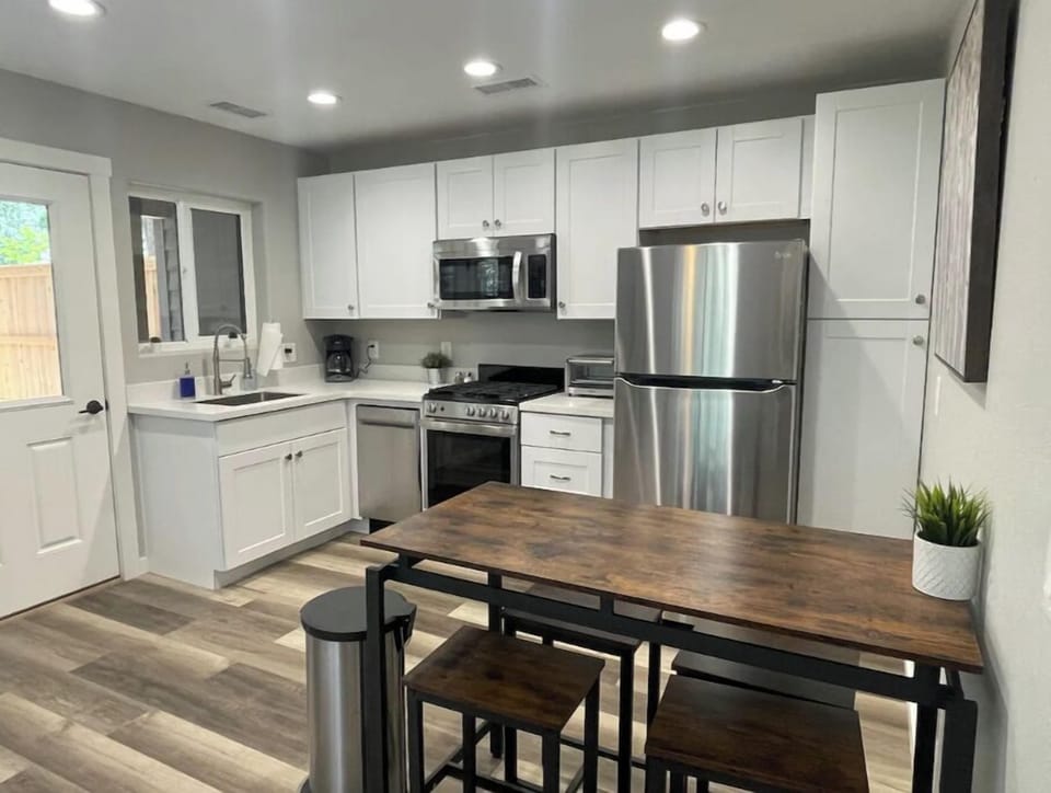 Full kitchen