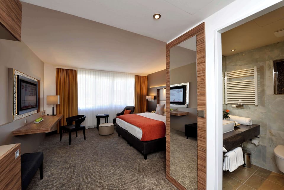Business Room, 2 Twin Beds | 1 bedroom, premium bedding, minibar, in-room safe