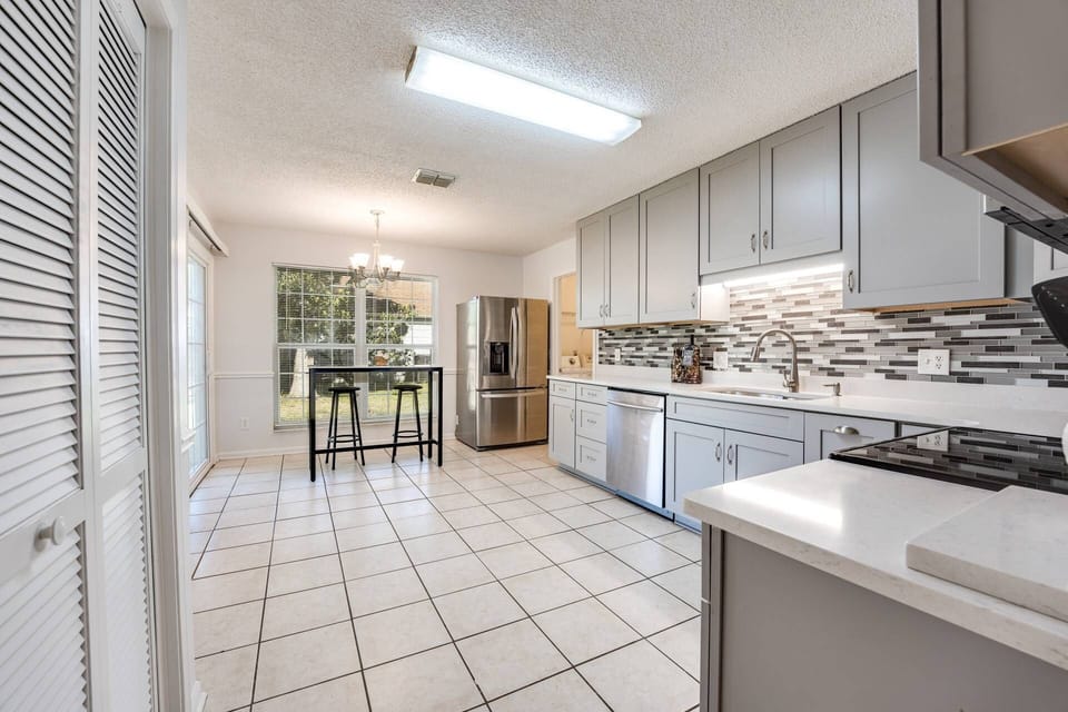 Full Kitchen - Stainless Steel Appliances - including Dishwasher