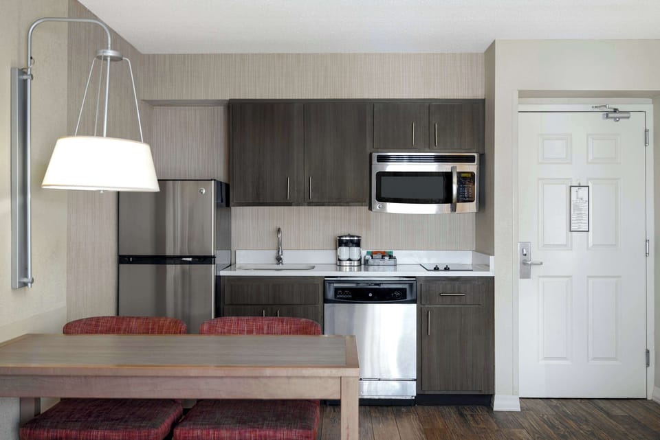 Full-size fridge, microwave, stovetop, dishwasher