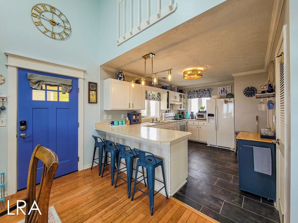 Kitchen Bar - 22