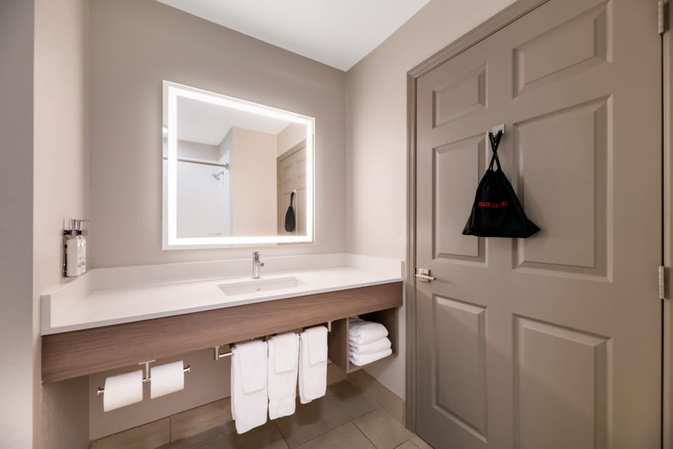 Combined shower/tub, free toiletries, hair dryer, towels