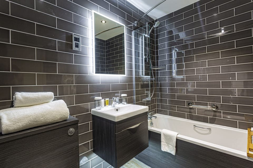 Superior Twin Room | Bathroom | Hair dryer, towels