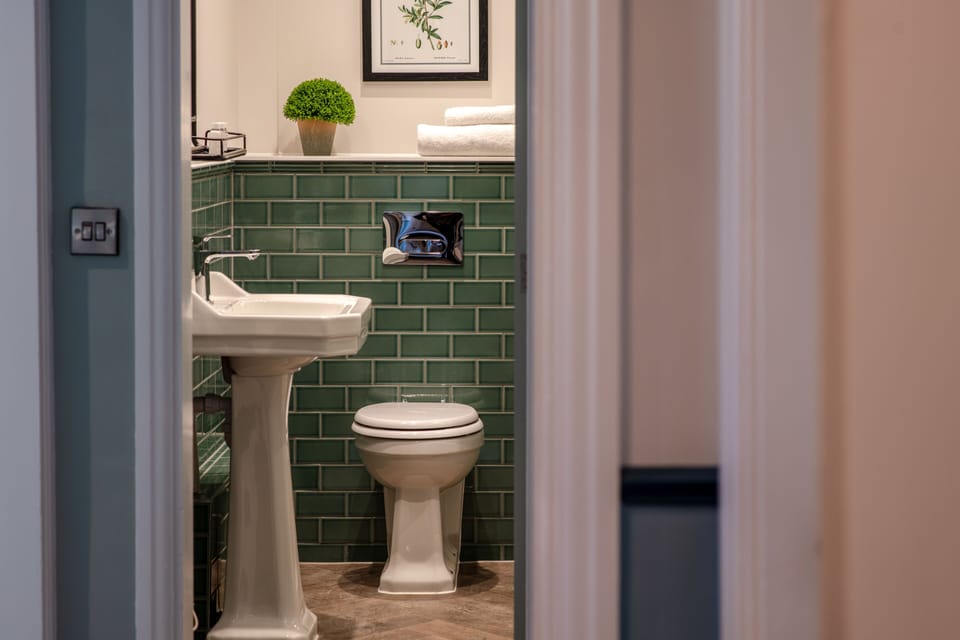 Premier Double Room | Bathroom | Free toiletries, hair dryer, towels