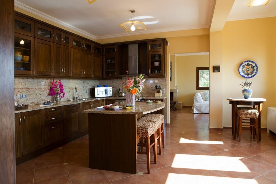Family size kitchen with seating for 7. Miele, Bosch and Franke appliances.