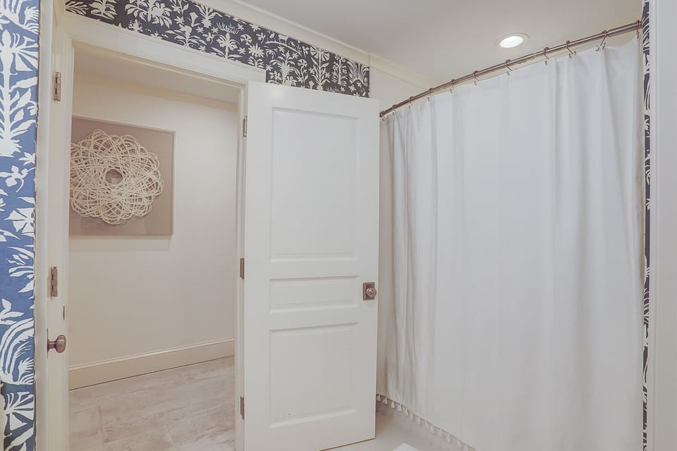 5 Brown Pelican - Shared Bathroom (1st Floor)