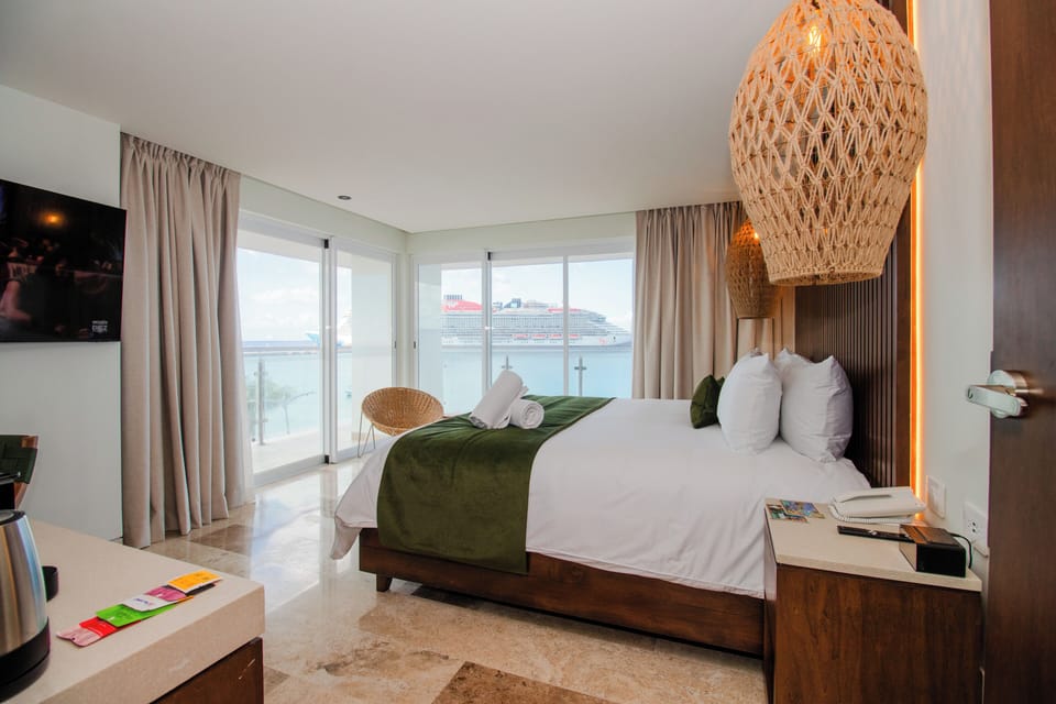 Premium bedding, down comforters, desk, free WiFi