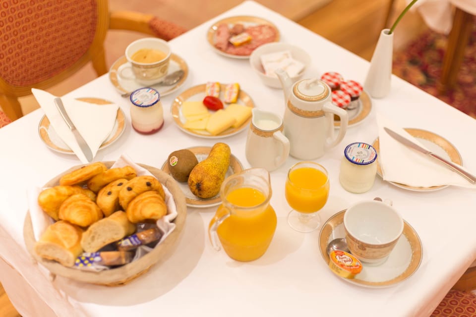 Daily buffet breakfast for a fee