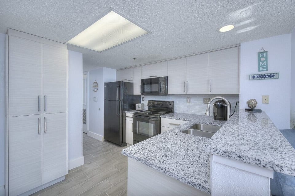 Condo, 1 Bedroom, Oceanfront (605) | Private kitchen | Fridge, microwave, oven, stovetop