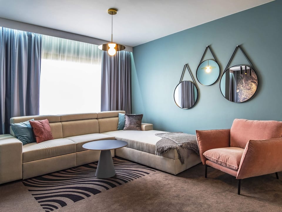 Executive Suite, 1 Queen Bed with Sofa bed | Premium bedding, minibar, in-room safe, desk
