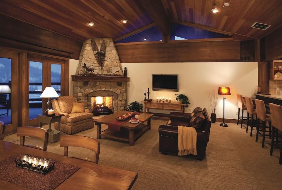 Suite, 3 Bedrooms | Living room