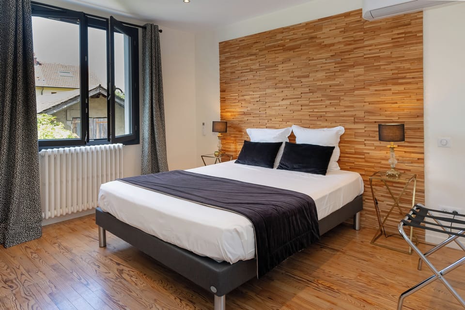Deluxe Room, Non Smoking, Air conditioning | Blackout drapes, iron/ironing board, free WiFi, bed sheets