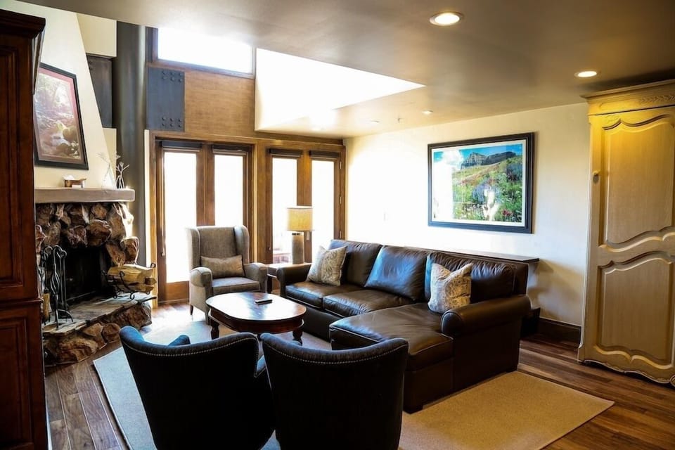 Living Room, Room, Indoors, Furniture, Couch