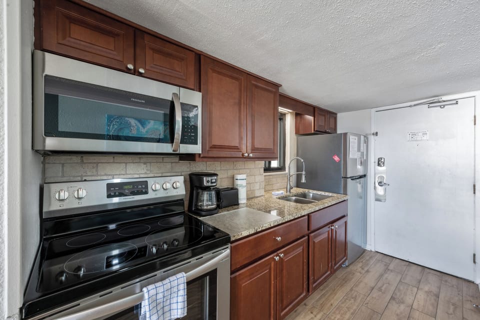 Deluxe Condo, 1 Bedroom, Oceanfront (303) | Private kitchen | Fridge, microwave, stovetop, coffee/tea maker