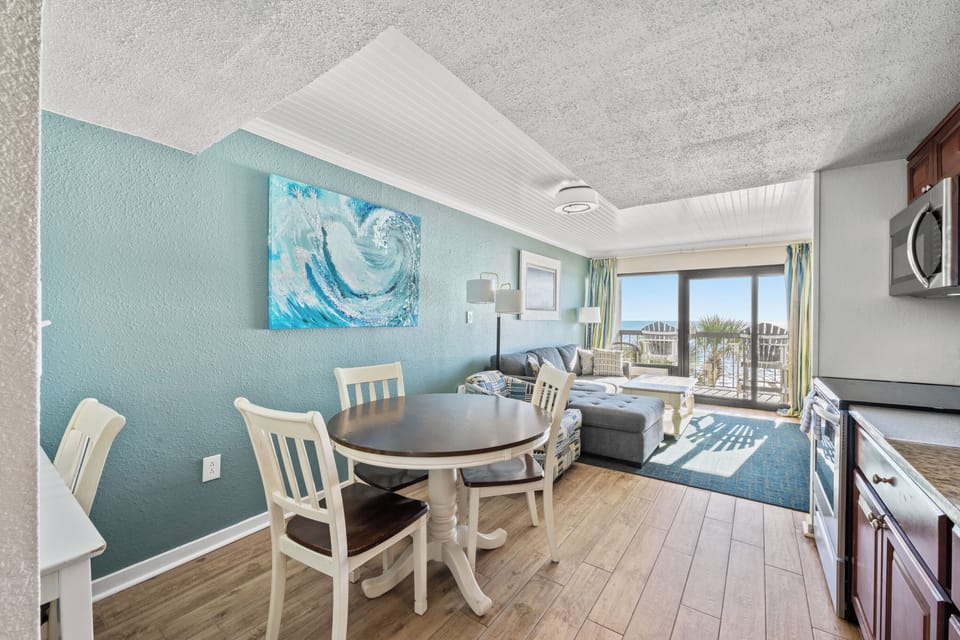 Deluxe Condo, 1 Bedroom, Oceanfront (303) | Living area