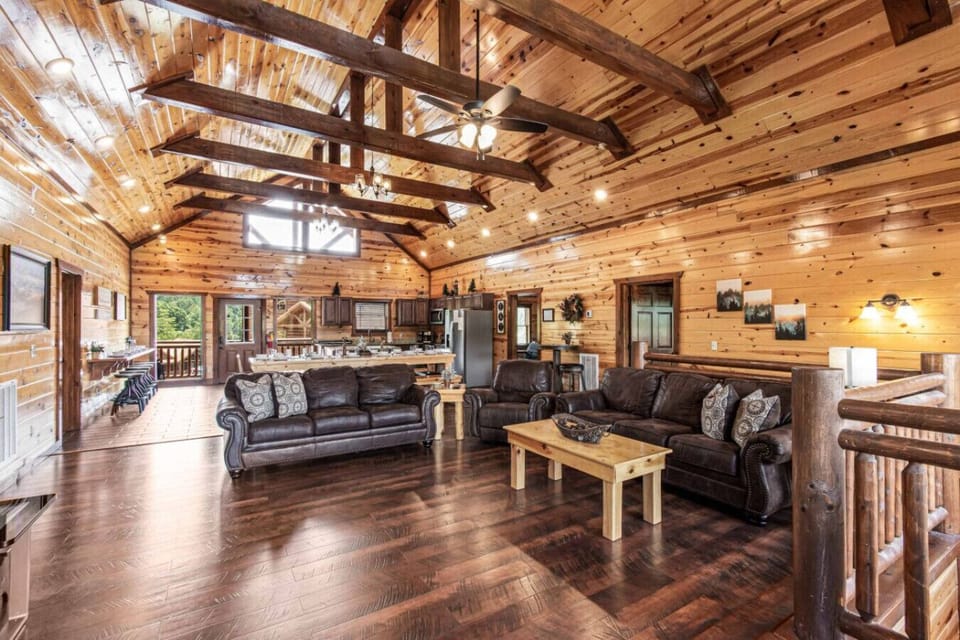 Nice Open Floor Plan to Comfortably Have Large Groups!