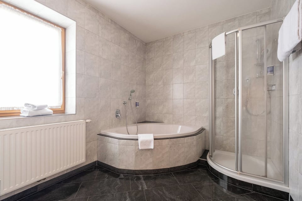 Suite, Balcony, Mountain View | Bathroom | Hair dryer, towels, soap, shampoo