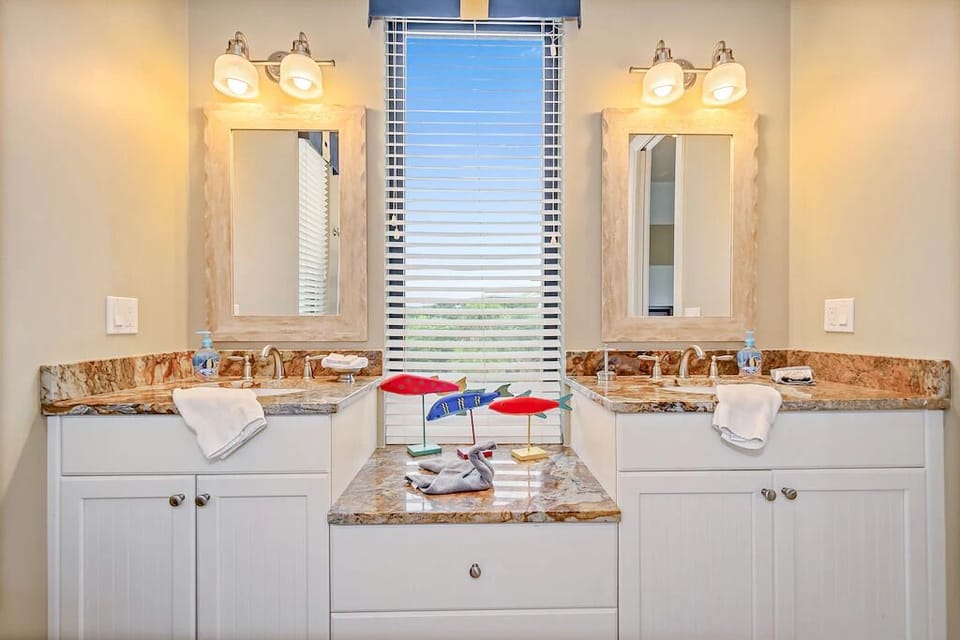 Double queen en-suite bathroom