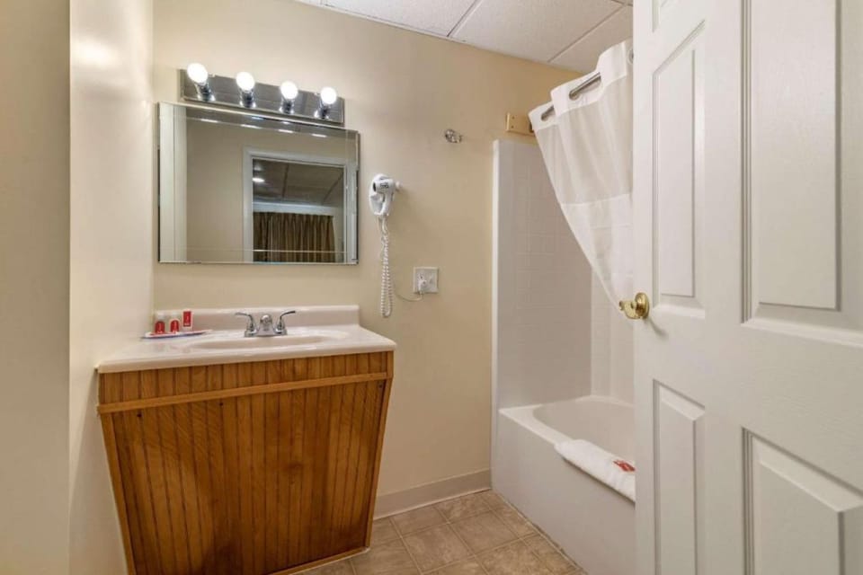 Suite, 2 Bedrooms, Non Smoking | Bathroom | Combined shower/tub, free toiletries, hair dryer, towels