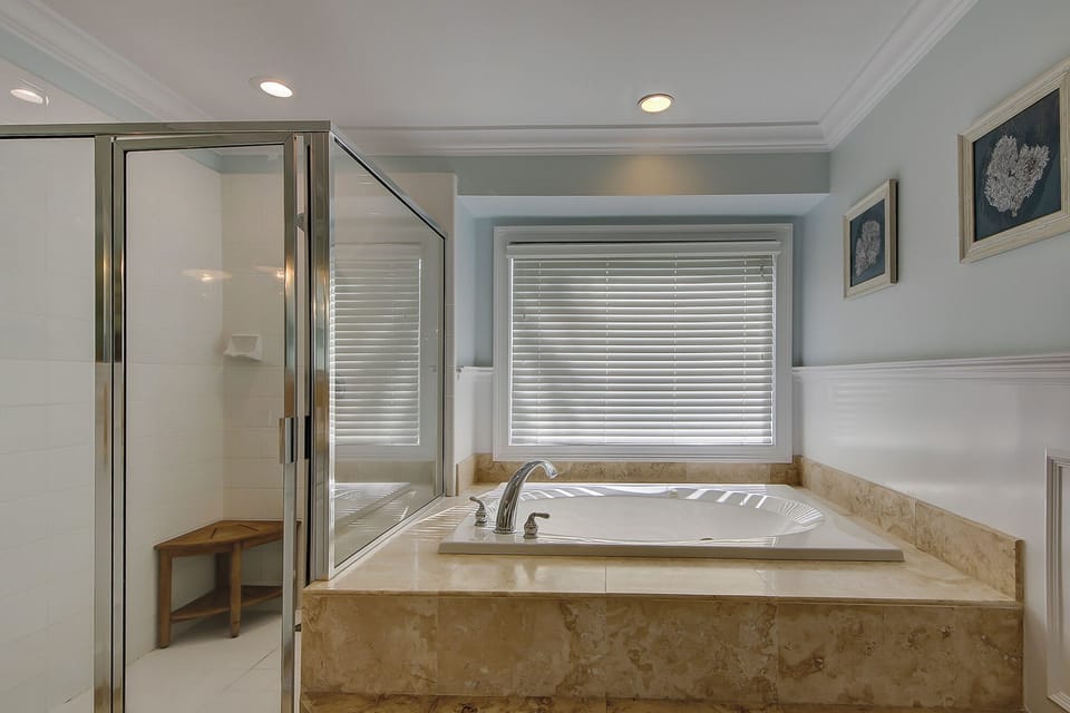 1st Floor King Suite Full Bathroom