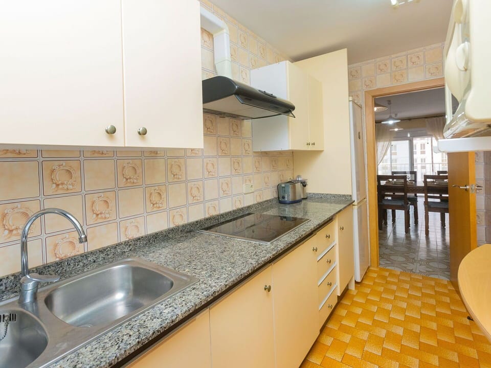Countertop, Kitchen Sink, Cabinetry, Sink, Property, Tap, Furniture, Plumbing Fixture, Kitchen, Building