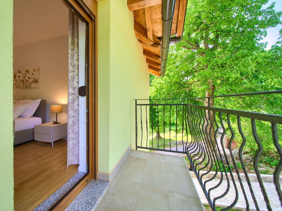 Property, Plant, Wood, Interior Design, Architecture, Building, Wall, Real Estate, Tree