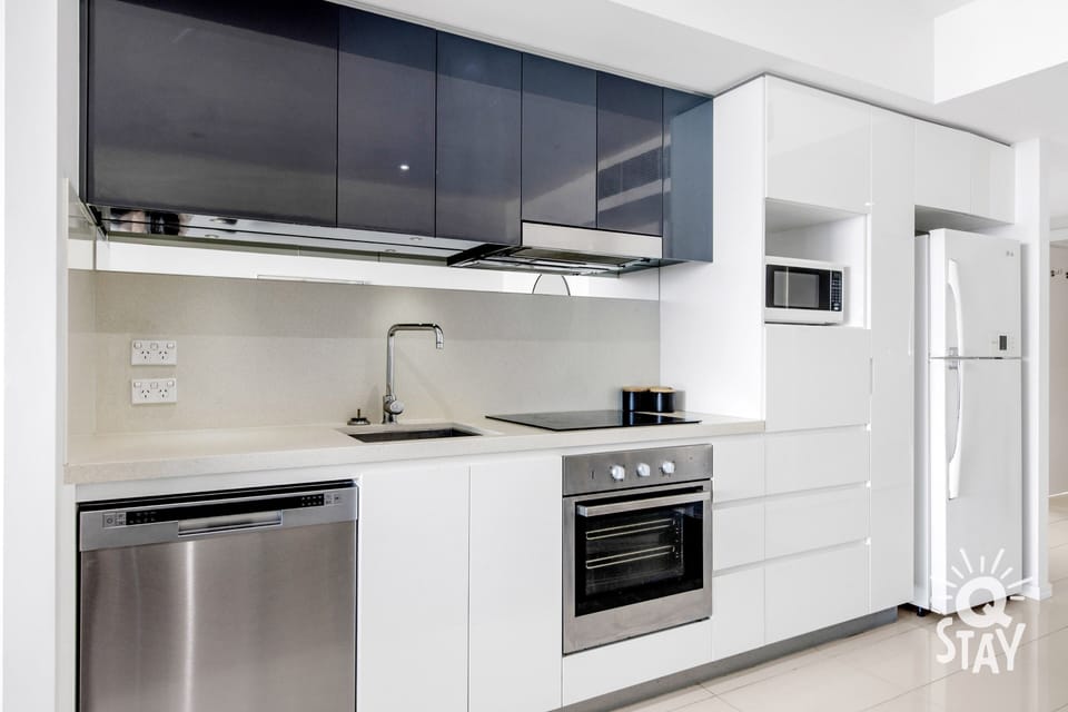 Fully equipped kitchen with modern furnishings 🍽