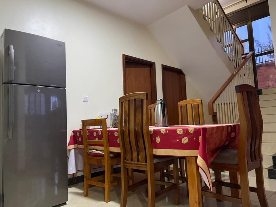 Apartment, 4 Bedrooms, Balcony, City View | Dining room