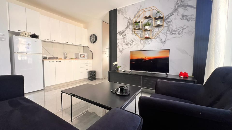 Classic Apartment | Private kitchen | Mini-fridge, microwave