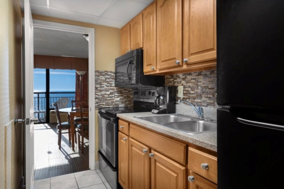 Oceanfront Base King Suite | Private kitchen | Fridge, microwave, oven, stovetop
