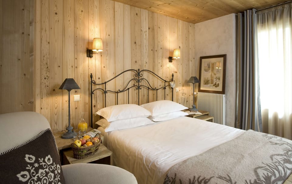 Family Room, Multiple Beds, Non Smoking, Mountain View | Minibar, in-room safe, desk, soundproofing