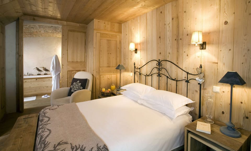 Family Room, Multiple Beds, Non Smoking, Mountain View | Minibar, in-room safe, desk, soundproofing