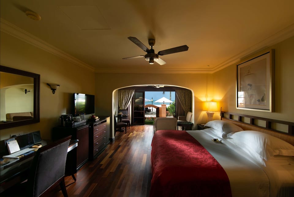 Casa Beachfront Studio Suite - Adult Only | Minibar, in-room safe, desk, blackout drapes