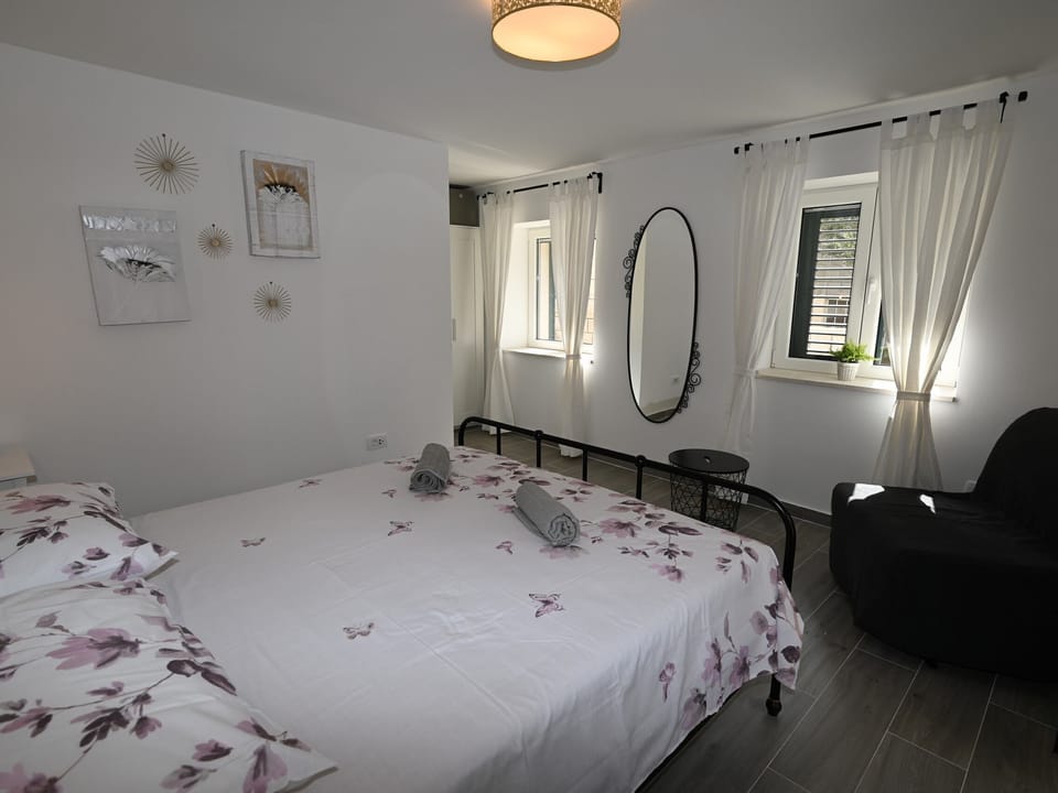 House | 3 bedrooms, iron/ironing board, WiFi (free)