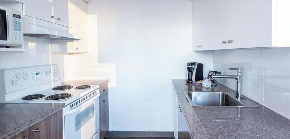 Executive 1-Bedroom Suite (1 Queen) | Private kitchen | Fridge, microwave, oven, stovetop