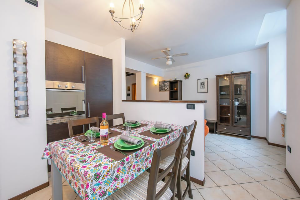 Family Apartment, Multiple Bedrooms (Casa Azzurra 150m From Lake) | Dining