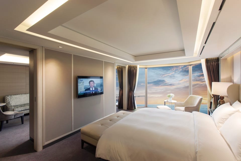 Premium bedding, down comforters, minibar, in-room safe