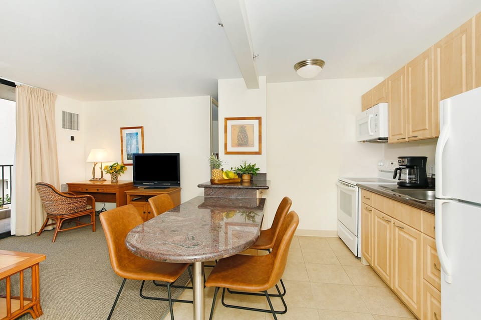 Large Built-In Dining for 4 - Perfect for sharing meals with family and friends!