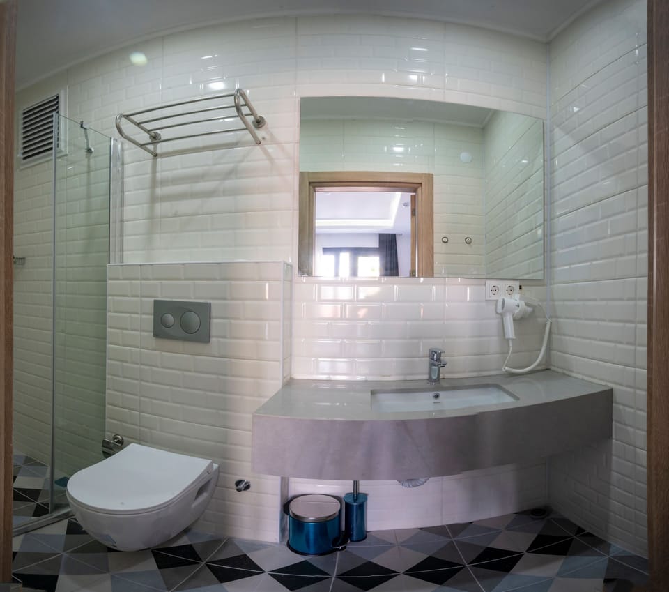 Shower, rainfall showerhead, free toiletries, hair dryer