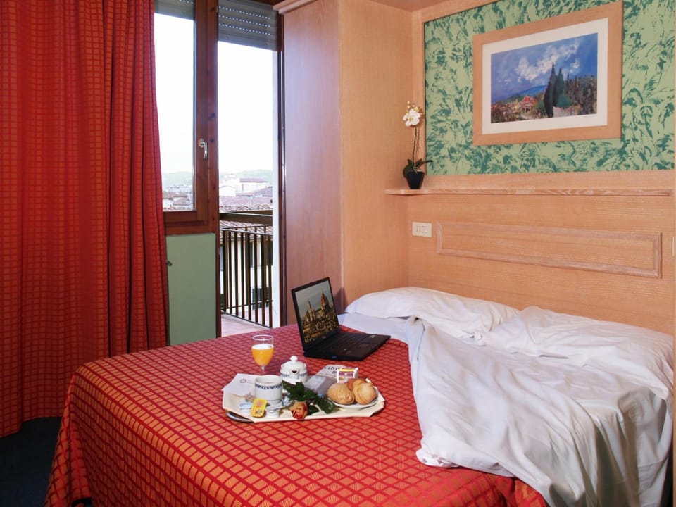 Standard Room, 1 Double Bed | Hypo-allergenic bedding, desk, blackout drapes, free WiFi