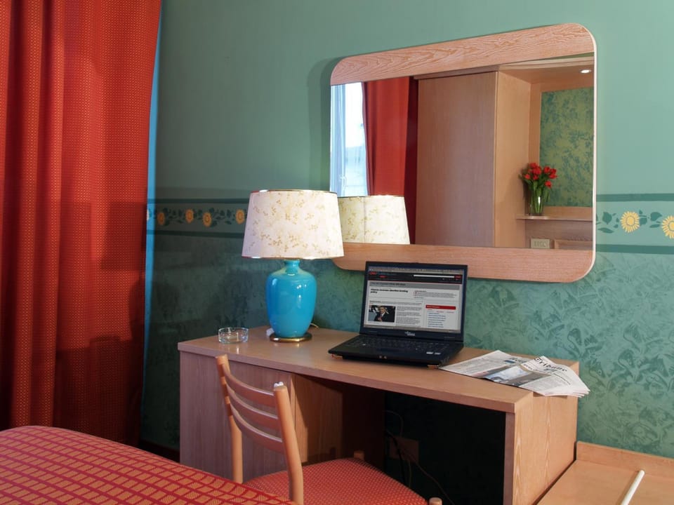 Hypo-allergenic bedding, desk, blackout drapes, free WiFi