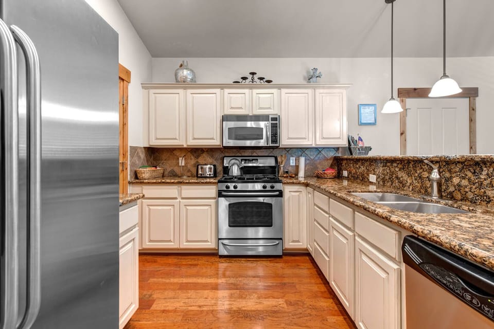 Bear Hollow Lodges 4403: Fully-equipped kitchen with stainless steel appliances