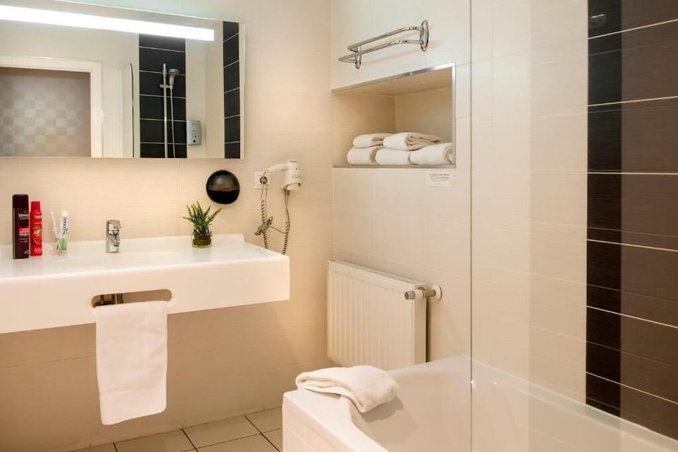 Bathtub, towels