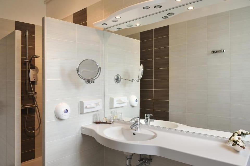 Bathtub, towels