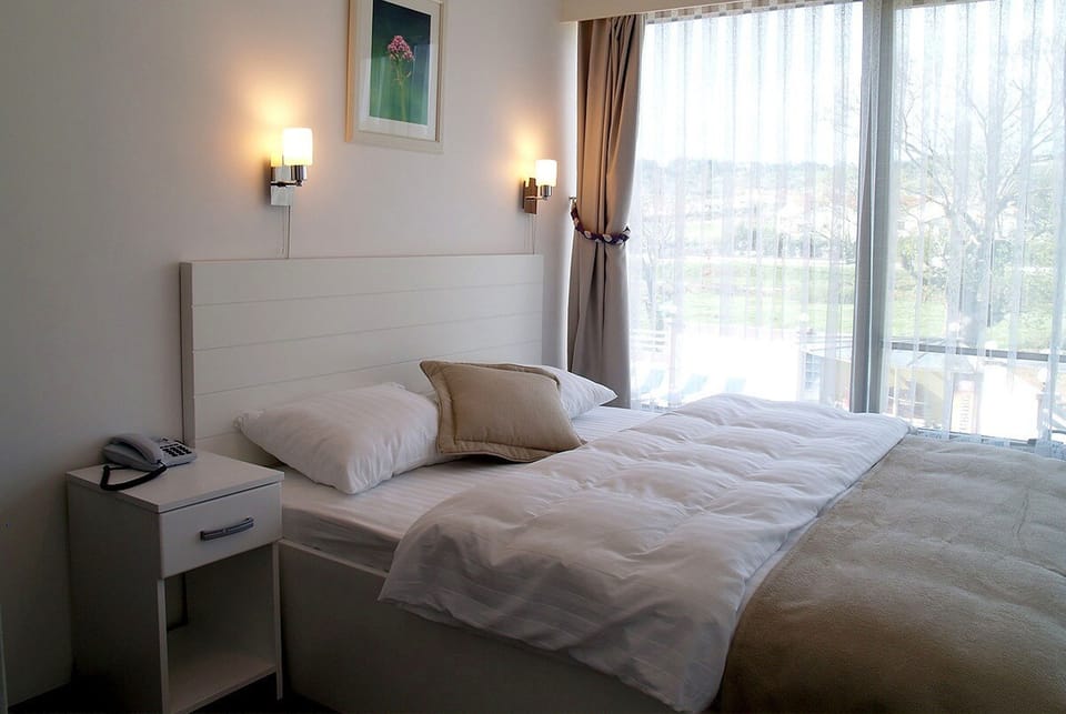 Egyptian cotton sheets, premium bedding, minibar, desk
