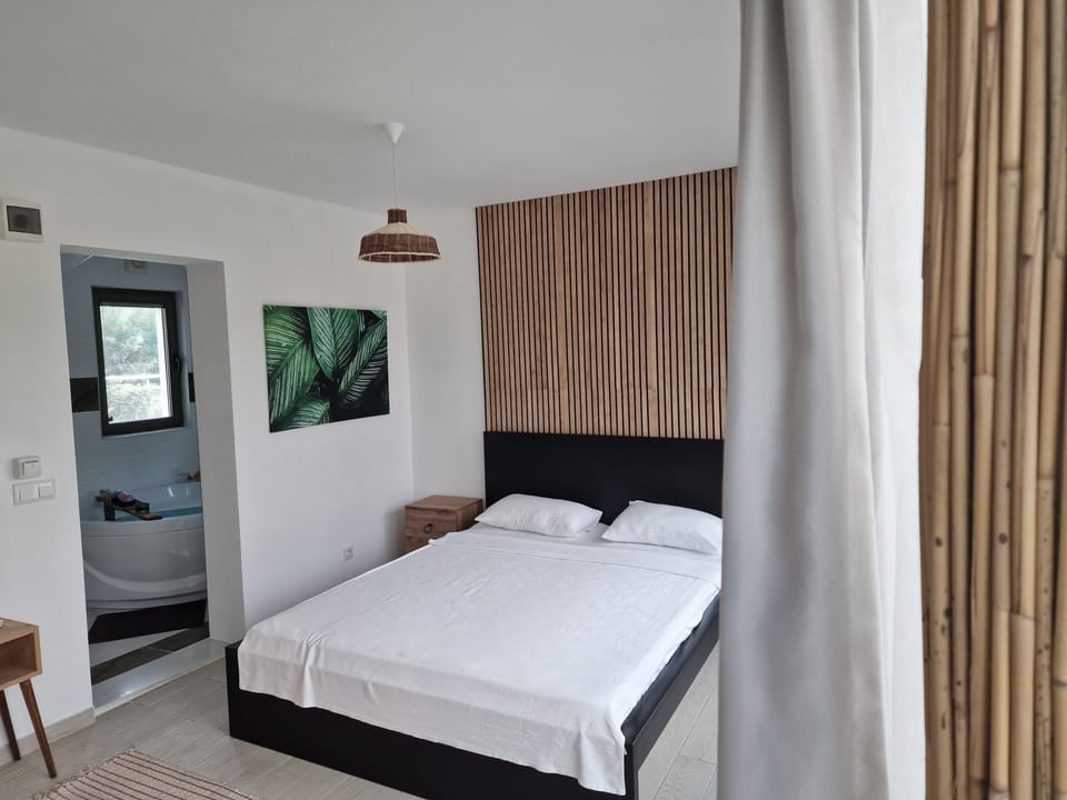 Deluxe Double Room, 1 Queen Bed, Jetted Tub, Pool View | Egyptian cotton sheets, premium bedding, minibar, desk